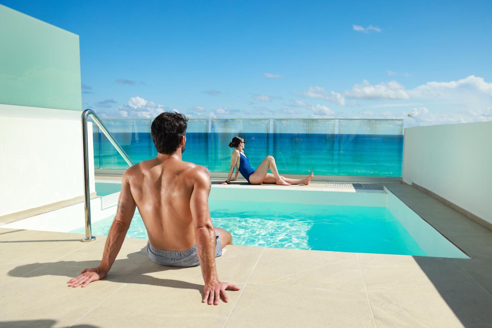 SWIM-UP DOUBLE ROOM OCEAN FRONT +18 YRS